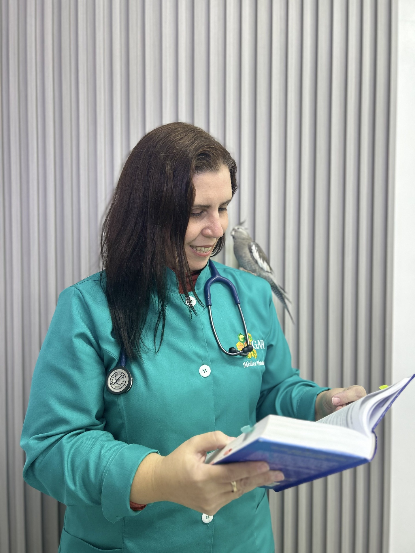 Dra. Ana Victória Rigon estudando com sua calopsita no ombro
