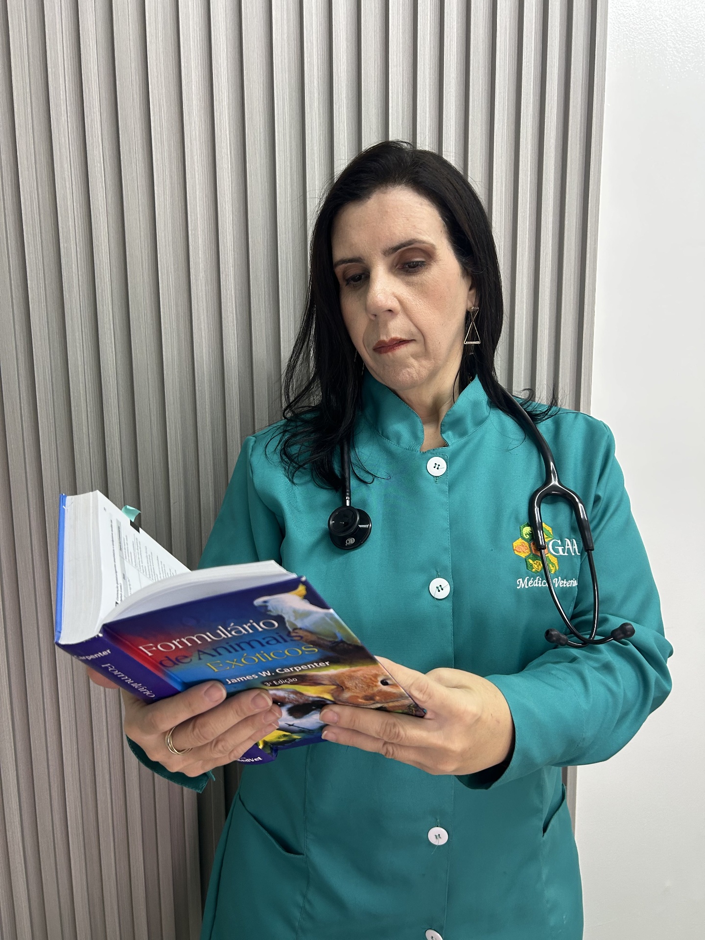 Dra. Ana consultando o Formulário de Animais Exóticos de Carpenter
